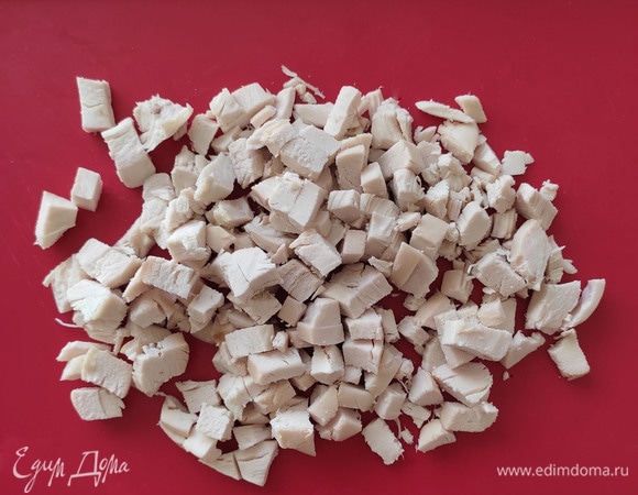 Куриную грудку можно отварить или запечь — на ваше усмотрение. Нарезать. кубиком.