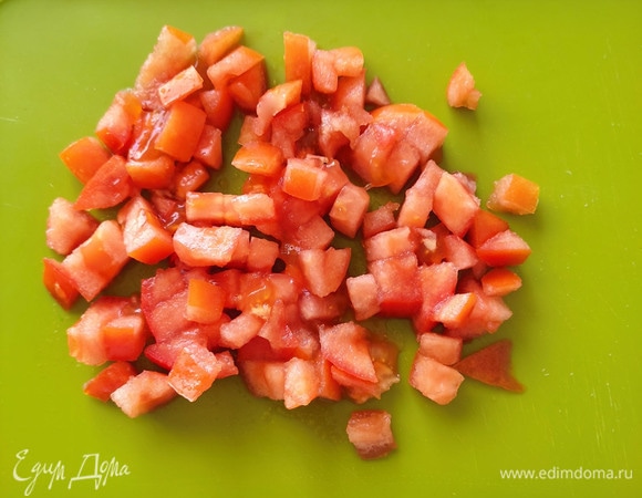 1 крупный или 2 средних помидора нарезать кубиком.