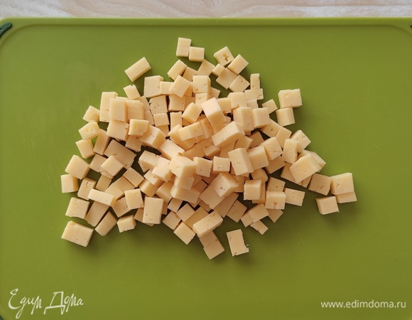 Любой твердый сыр — тоже мелким кубиком.