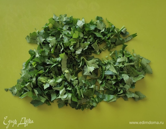 Зелень порубить.
