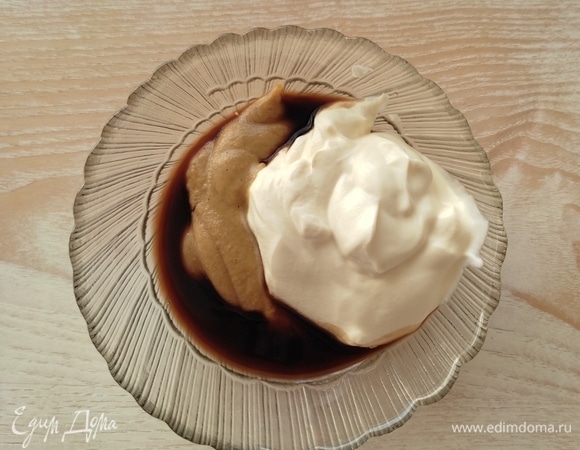 Для соуса смешать горчицу, сметану и соевый соус, хорошо перемешать.