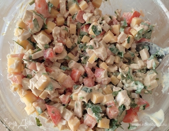 Добавить соус в салатную смесь и перемешать.