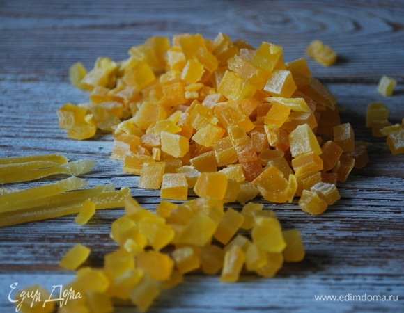 Цукаты для кекса мелко нарежьте (у меня цукаты манго).