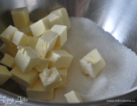 Сливочное масло комнатной температуры с помощью миксера соедините с сахаром до пышного состояния. Не прекращая взбивать, добавьте по одному яйца. Влейте сгущенное молоко.