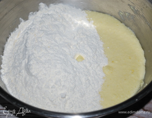 Муку соедините с разрыхлителем и солью. Добавьте к яично-масляной смеси, добавьте ванильный сахар по вкусу, перемешайте.