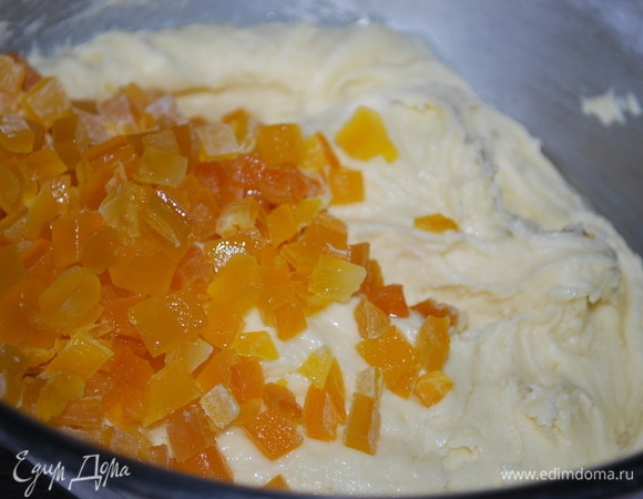 Добавьте к тесту цукаты и ароматный алкоголь по вкусу (у меня куантро). Ложкой перемешайте тесто.