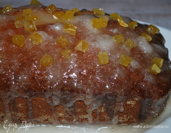 В сотейнике нагрейте воду и сахар, сварите сироп. Как только сироп начнет густеть, он готов. Теплый кекс полейте сахарной глазурью, украсьте цукатами.