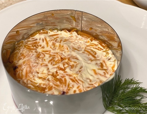 Затем — морковь с небольшим количеством майонеза. 