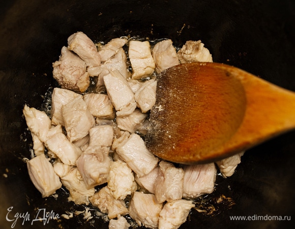 Традиционно лагман готовят с бараниной и лапшу делают самостоятельно, я предлагаю упрощенный вариант. Мясо промыть и нарезать крупными кубиками. В казане разогреть масло, выложить мясо и жарить на среднем огне до золотистого цвета.