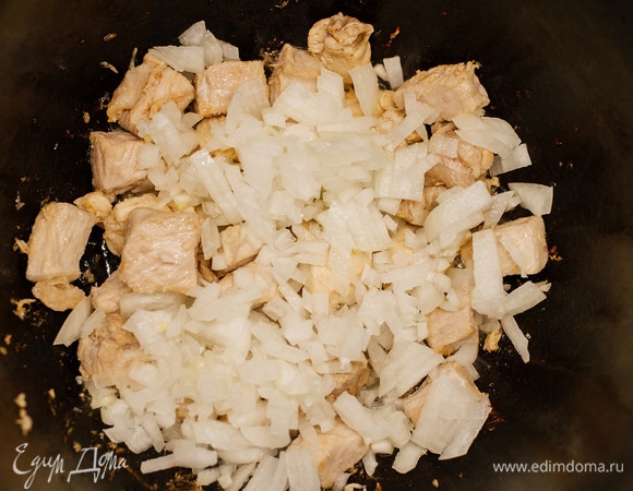Лук мелко нарезать и добавить к мясу, перемешать.