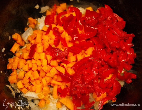 Добавить нарезанную кубиками морковь и болгарский перец.
