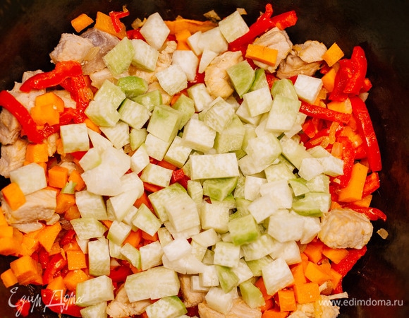 Затем — нарезанную кубиками редьку.