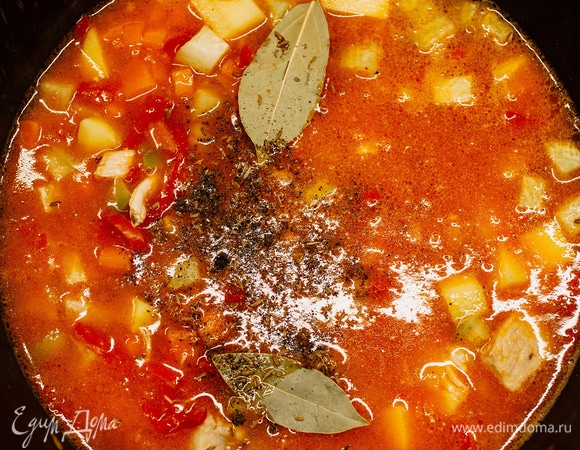 Посолить, поперчить, добавить черный перец горошком, зиру. Влить горячую воду. Если любите лагман более жидкий, то добавляйте больше воды.