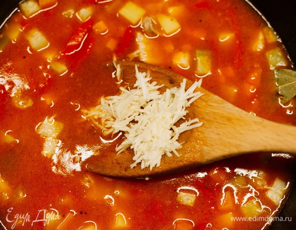 Чеснок натереть на мелкой терке и добавить в казан. Варить все до готовности овощей.