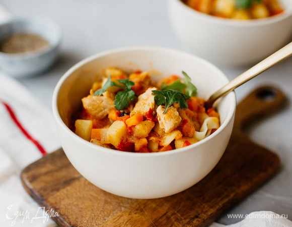 Отдельно отварить лапшу. Сначала в чашу положить лапшу, затем — мясо с овощами. Посыпать рубленой кинзой. Приятного аппетита!