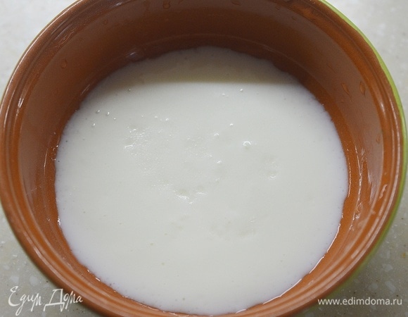 В кефир добавьте соду, размешайте и дождитесь образования пузырьков.