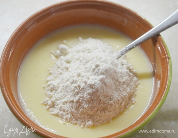 Просейте муку.