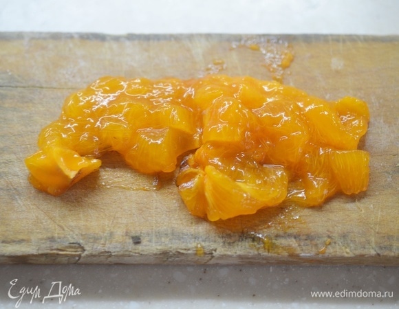 У хурмы снимите кожицу, удалите при необходимости косточки. Выбирайте сладкие, не вяжущие рот сорта. Нарежьте на кубики.