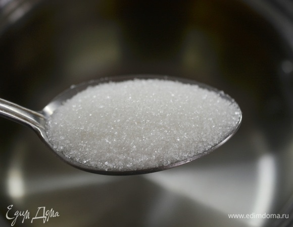 В кипящую воду добавьте сахар.