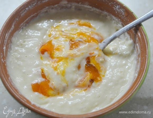 Добавьте в тесто и перемешайте. Тесто должно быть как очень густая сметана. При необходимости уменьшите или увеличьте количество муки.