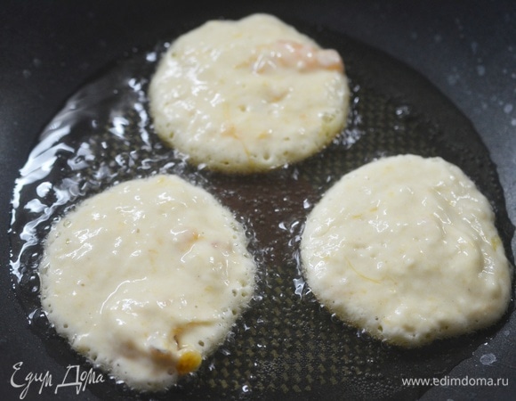 В сковороде разогрейте масло. Ложкой выкладывайте немного теста и обжаривайте по 1–2 минуты с каждой стороны.