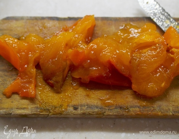 Хурму вымойте, нарежьте произвольно.