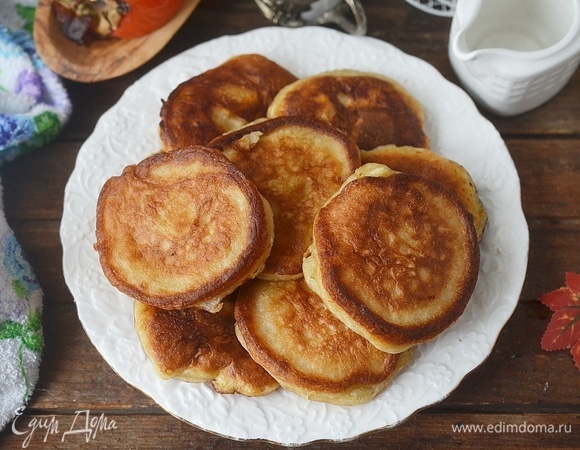 Подавайте оладьи к столу.