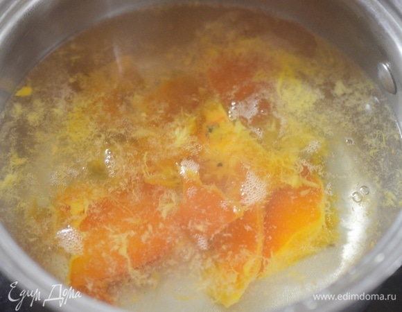 Добавляйте хурму в кипящую воду и варите 3–5 минут.