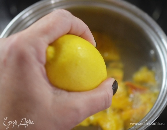 Выжмите сок половины лимона.