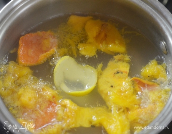 Накройте крышкой и дайте настояться не менее 1 часа. Затем процедите компот.