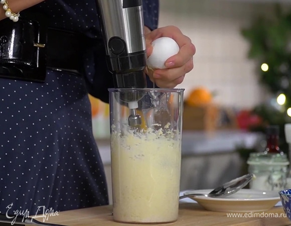 Приготовить тесто: предварительно размягченное сливочное масло взбить вместе с сахаром, ввести яйцо и еще немного взбить, затем добавить сметану, оливковое масло и взбивать до получения однородной консистенции. Влить сок, все перемешать и перелить в глубокую миску.