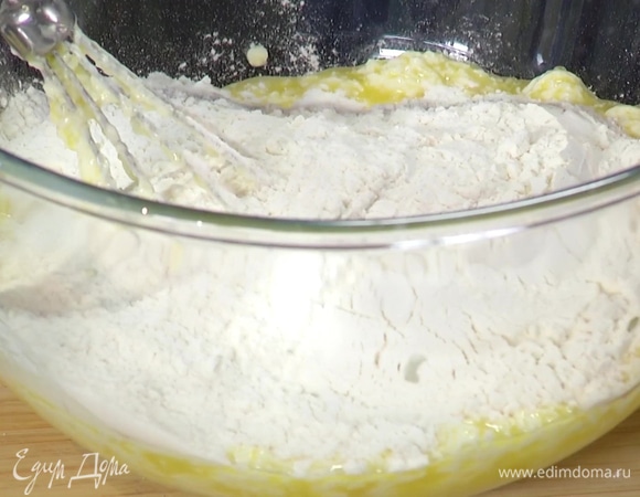 Всыпать муку, разрыхлитель и вымешать тесто, затем добавить кусочки манго и перемешать.