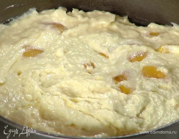 Разъемную форму застелить бумагой для выпечки, выложить тесто и равномерно распределить.