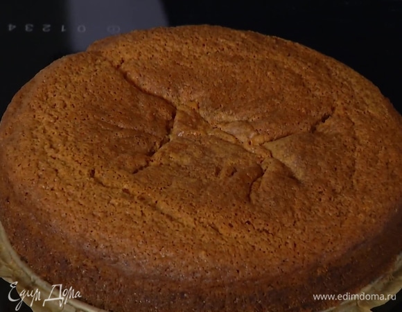 Выпекать пирог в разогретой духовке 40–45 минут, затем остудить.