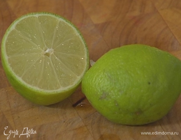 Цедру лайма натереть на мелкой терке, выжать из него примерно 2 ст. ложки сока.