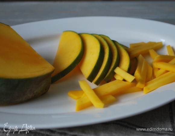 Манго средней спелости очистите от кожуры и нарежьте на тонкие полоски.