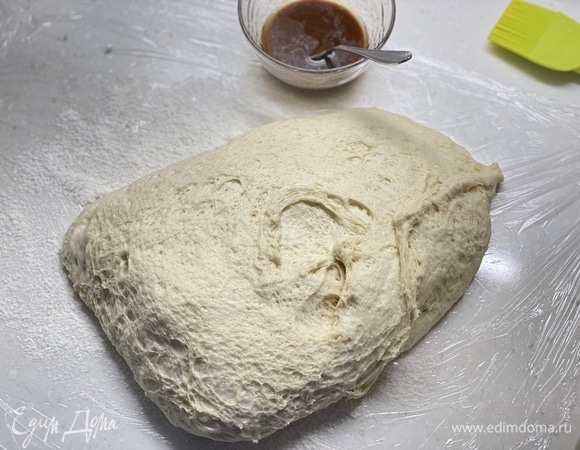 Яйца, сахар, дрожжи, молоко размешать в чаше, добавить растительное масло, всыпать муку, замесить тесто. Скатать в шар, накрыть полотенцем. Духовку нагреть до 100°C и выключить, поставить в нее тесто на 25 минут.