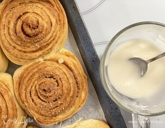 Накрыть полотенцем, оставить в теплом месте на 20 минут. Выпекать при 180°C 25–30 минут. Готовые булочки остудить.