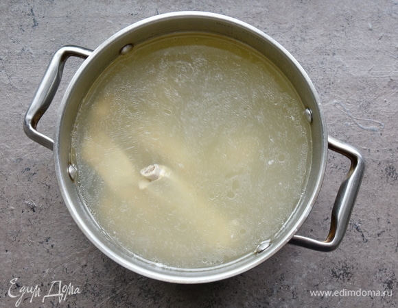 Варю бульон на огне ниже среднего, снимая шумовкой образующуюся пену. Так как харчо относится к непрозрачным супам, процеживать бульон необязательно. По готовности бульона удаляю из него лук. морковь, перец.