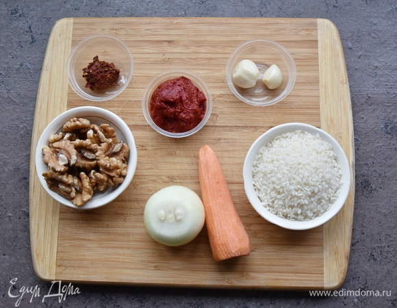 Готовлю продукты для заправки. Нарезаю лук мелким кубиком, морковь натираю на мелкой терке.