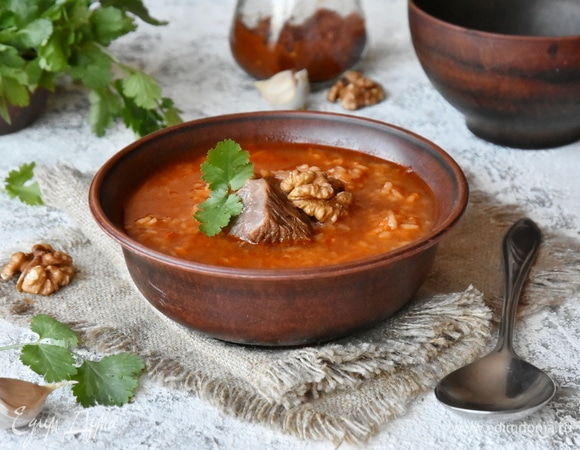 По консистенции суп получается густым и наваристым. Из-за густой консистенции харчо напоминает рагу, иногда его даже относят ко вторым блюдам.