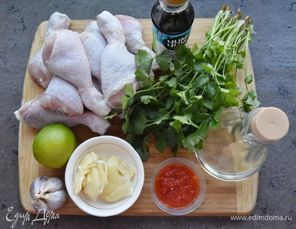 Готовлю продукты для приготовления ножек по-тайски. Голени мою, сушу бумажным полотенцем и натираю небольшим количеством соли.