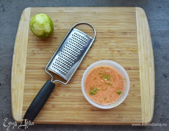 Для маринада смешиваю кунжутное масло, сладкий чили-соус, рыбный соус, чеснок, цедру лайма, корень имбиря, стебли кинзы. Взбиваю компоненты погружным блендером, чтобы маринад приобрел однородную консистенцию.