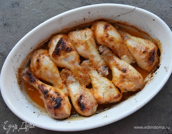 Запекаю ножки в духовке, разогретой до 200°C, минут 20–25. За пять минут до готовности подключаю функцию «Гриль». Подаю куриные ножки по-тайски с кокосовым рисом https://www.edimdoma.ru/retsepty/147965-kokosovyy-ris.