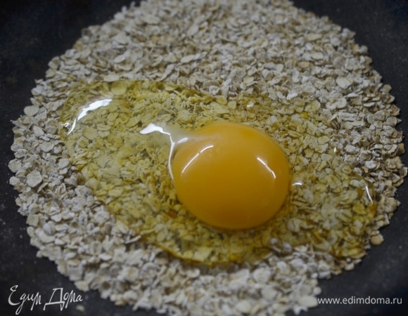 Вбейте яйцо.