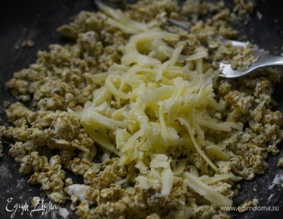 Посыпьте сыром, перемешайте и накройте крышкой. Дайте постоять минут 5–7, чтобы овсянка стала мягкой.