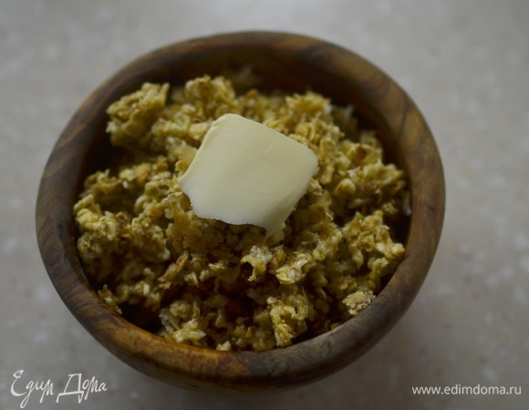 В готовое блюдо добавьте сливочное масло. Можно полить медом.