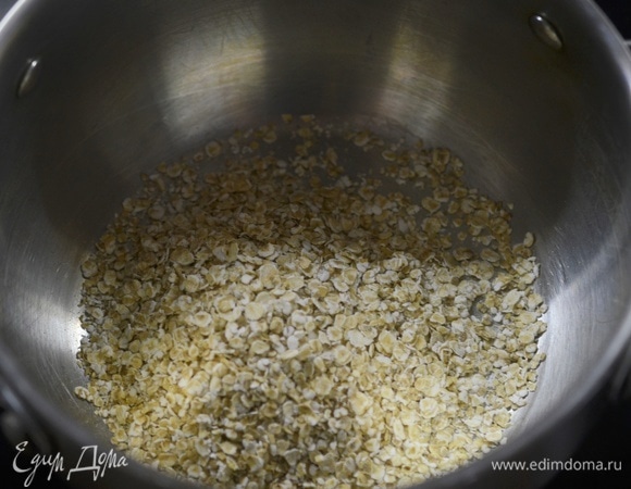 В кастрюлю всыпьте хлопья.