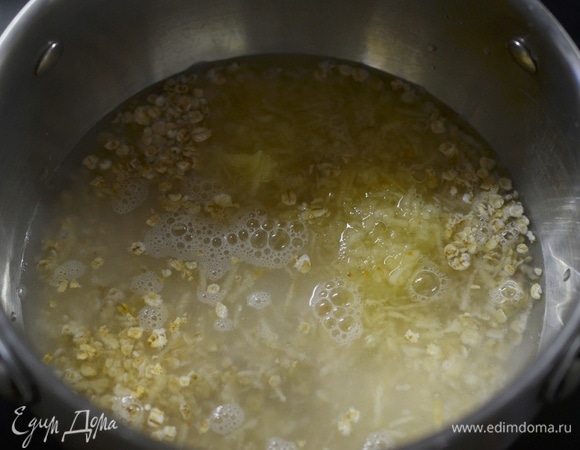 Посолите, залейте водой.