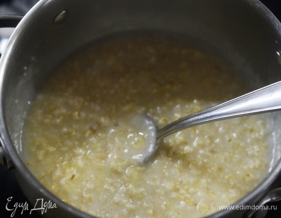 Доведите до кипения и варите на небольшом огне 3 или 5–10 минут. В зависимости от того, какое время варки предусмотрено для ваших хлопьев.